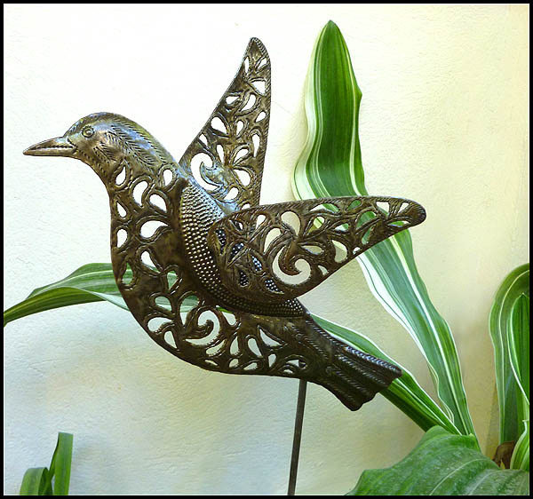 Bâton de plante en métal - poteau de jardin - art en métal tambour en acier haïtien - décor de jardin - oiseau